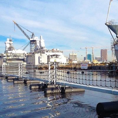 Ναυπηγεία που επιπλέουν λιμενικά παράκτια εμπόδια ναυτικού εμποδίων τα θαλάσσια