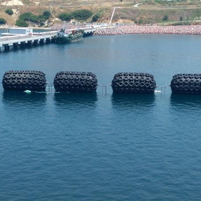 Θαλάσσιος λαστιχένιος προφυλακτήρας φλαντζών 80Kpa ABS Q235 για τους μεταφορείς αερίου που ελλιμενίζουν τον προφυλακτήρα