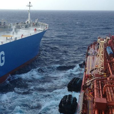 Θαλάσσιος λαστιχένιος προφυλακτήρας φλαντζών 80Kpa ABS Q235 για τους μεταφορείς αερίου που ελλιμενίζουν τον προφυλακτήρα