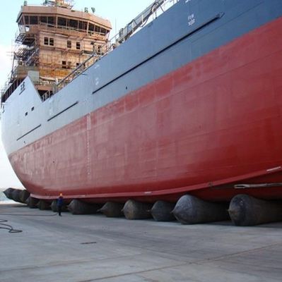 Σκάφος αποταμίευσης εργασίας που προωθεί τους λαστιχένιους θαλάσσιους αερόσακους διάσωσης