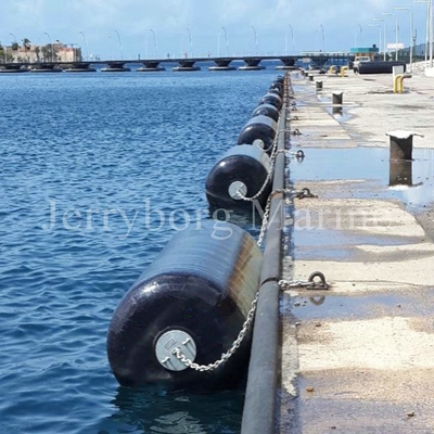 Σκάφος στο γεμισμένο αφρός κιγκλίδωμα υψηλής πυκνότητας προστασίας αποβαθρών