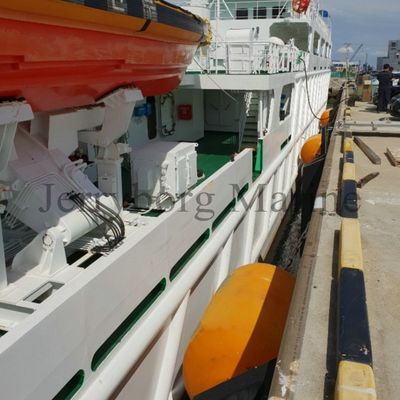 Θαλάσσιο επιπλέον κιγκλίδωμα αφρού πολυουρεθάνιου με το ελαστικό αυτοκινήτου και την αλυσίδα